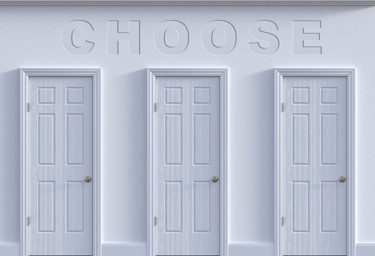 Drei gleich aussehende weiße Türen in einer weißen Wand, darüber steht "choose"